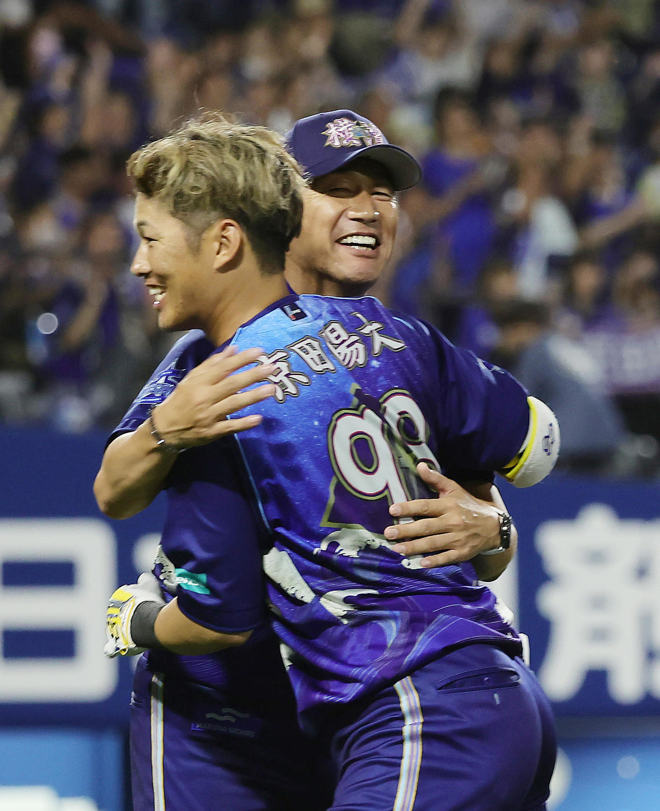 DeNA対中日　10回裏DeNA1死三塁、サヨナラ打の京田（手前）と笑顔で抱き合う三浦監督（撮影・足立雅史）