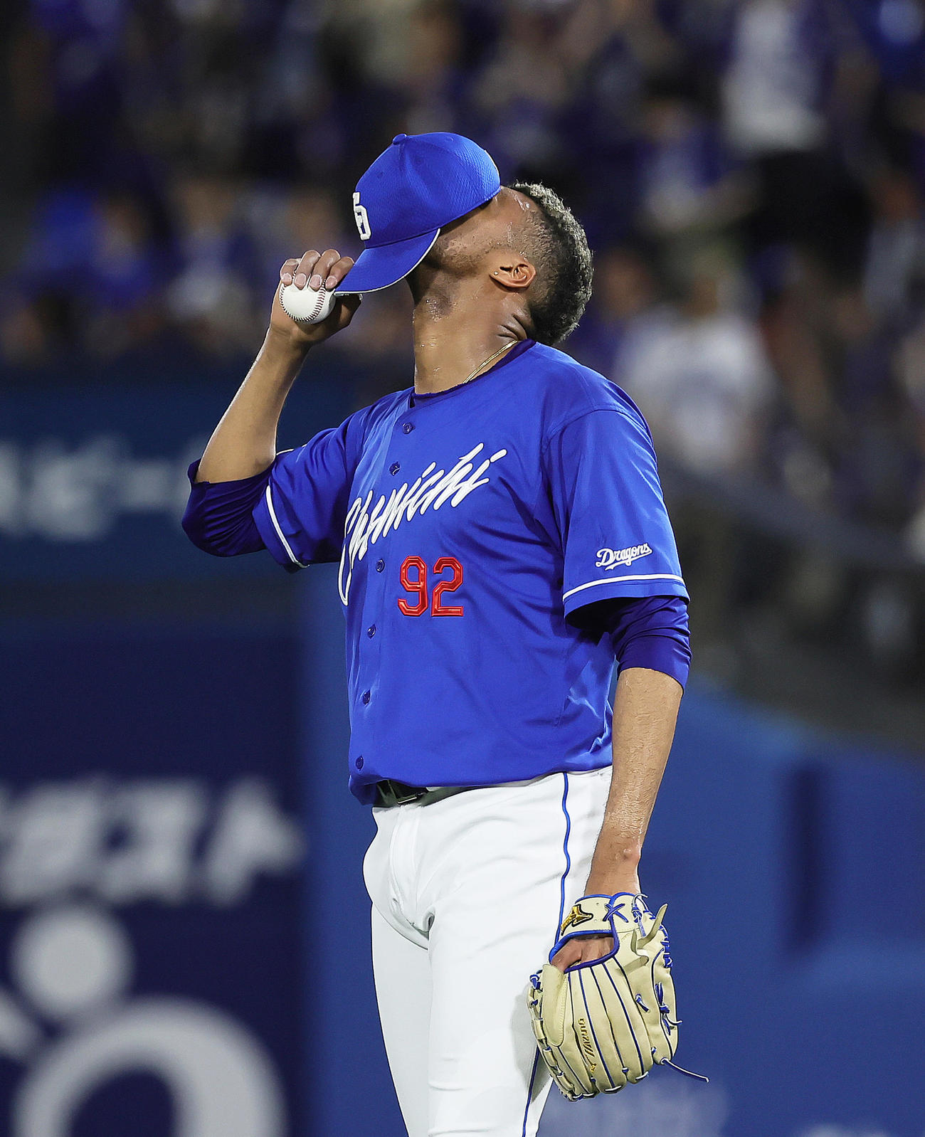 DeNA対中日　9回裏DeNA2死一塁、牧に右前適時打を浴びたR・マルティネス（撮影・足立雅史）