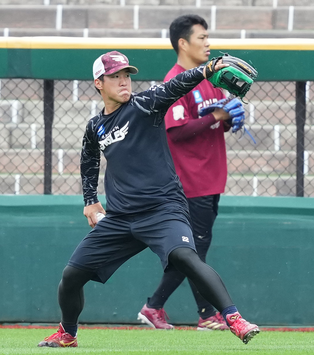 楽天対西武　試合前、練習する楽天小孫（撮影・菅敏）
