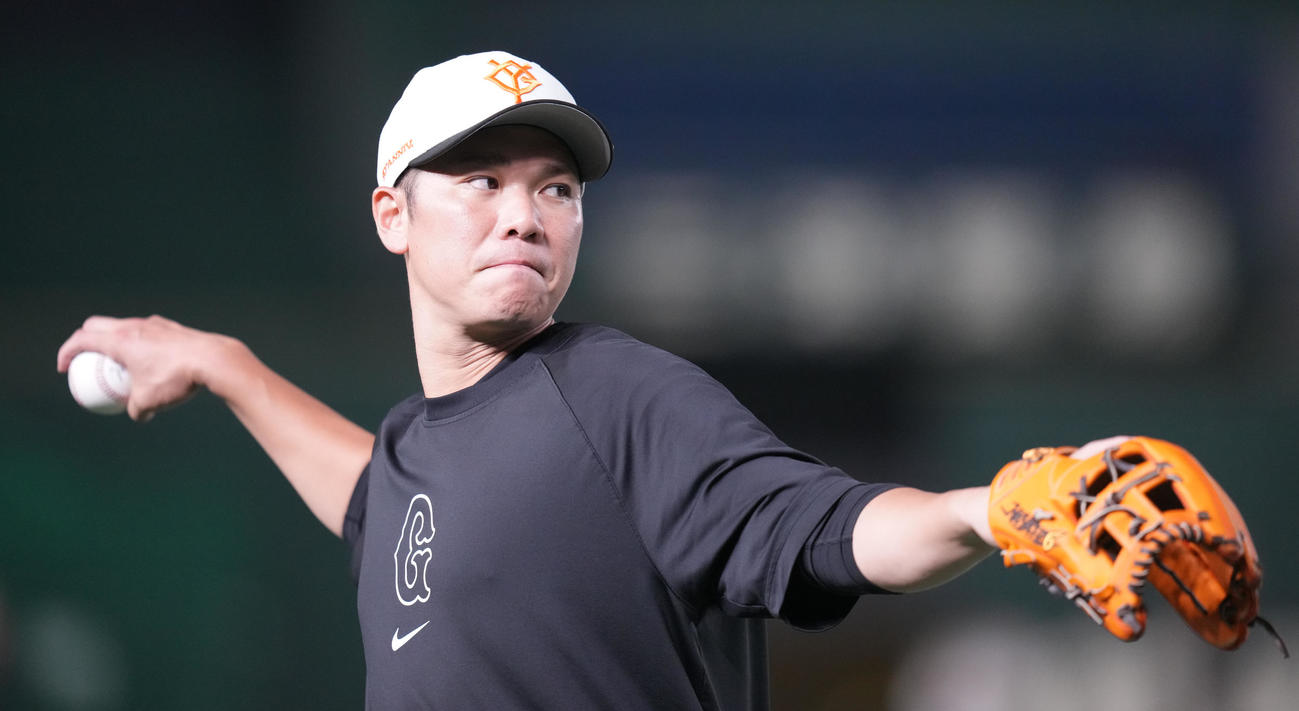 巨人対DeNA　試合前練習でキャッチボールする巨人坂本（撮影・鈴木みどり）