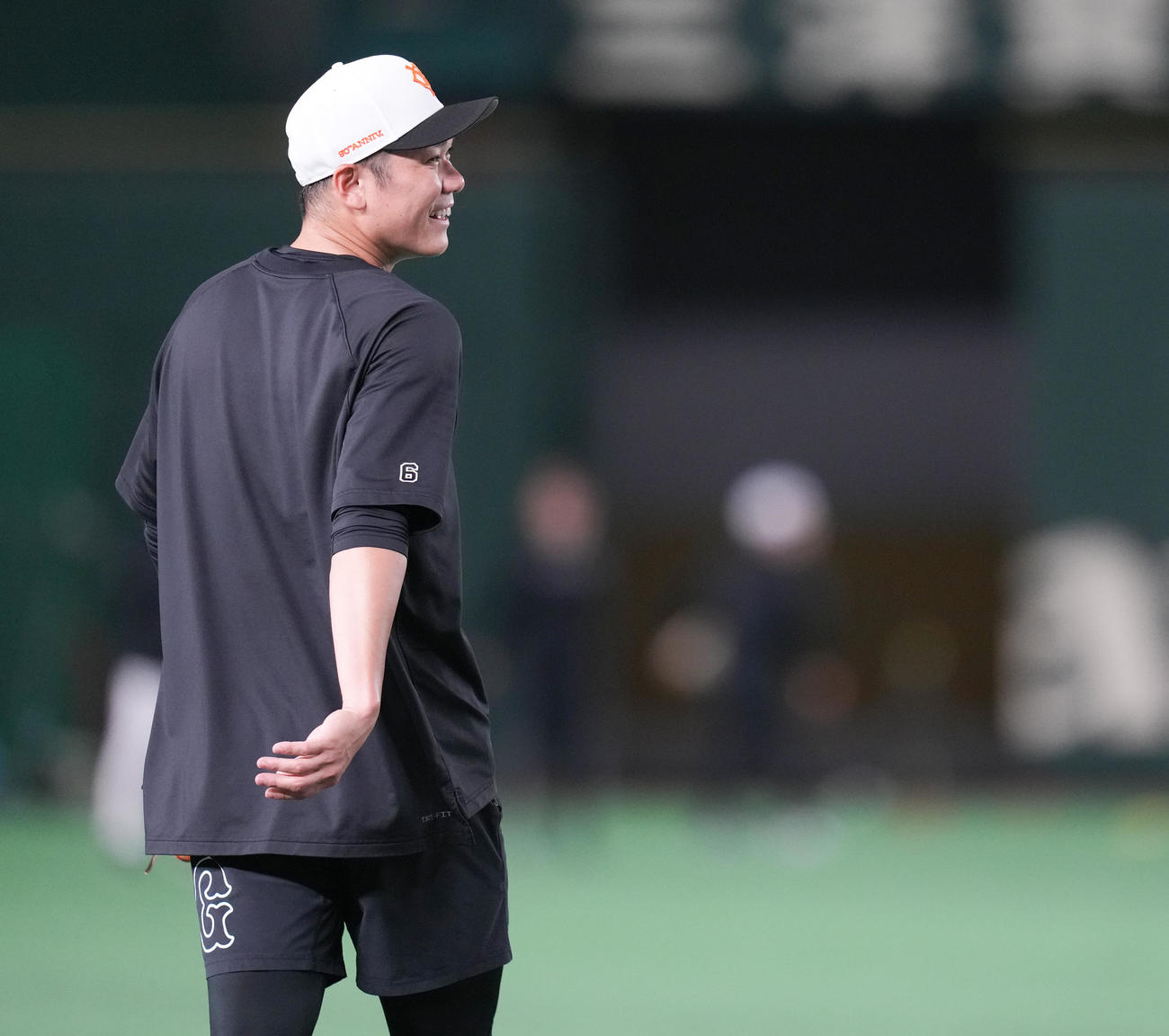 巨人対DeNA　試合前練習で笑顔の巨人坂本（撮影・鈴木みどり）