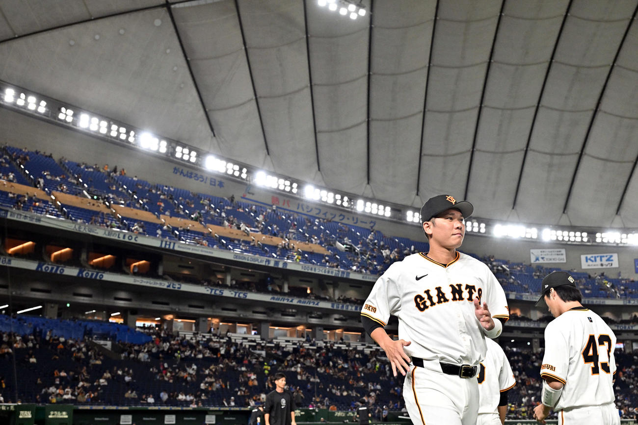 巨人対DeNA　試合に臨む巨人坂本（手前）（撮影・滝沢徹郎）