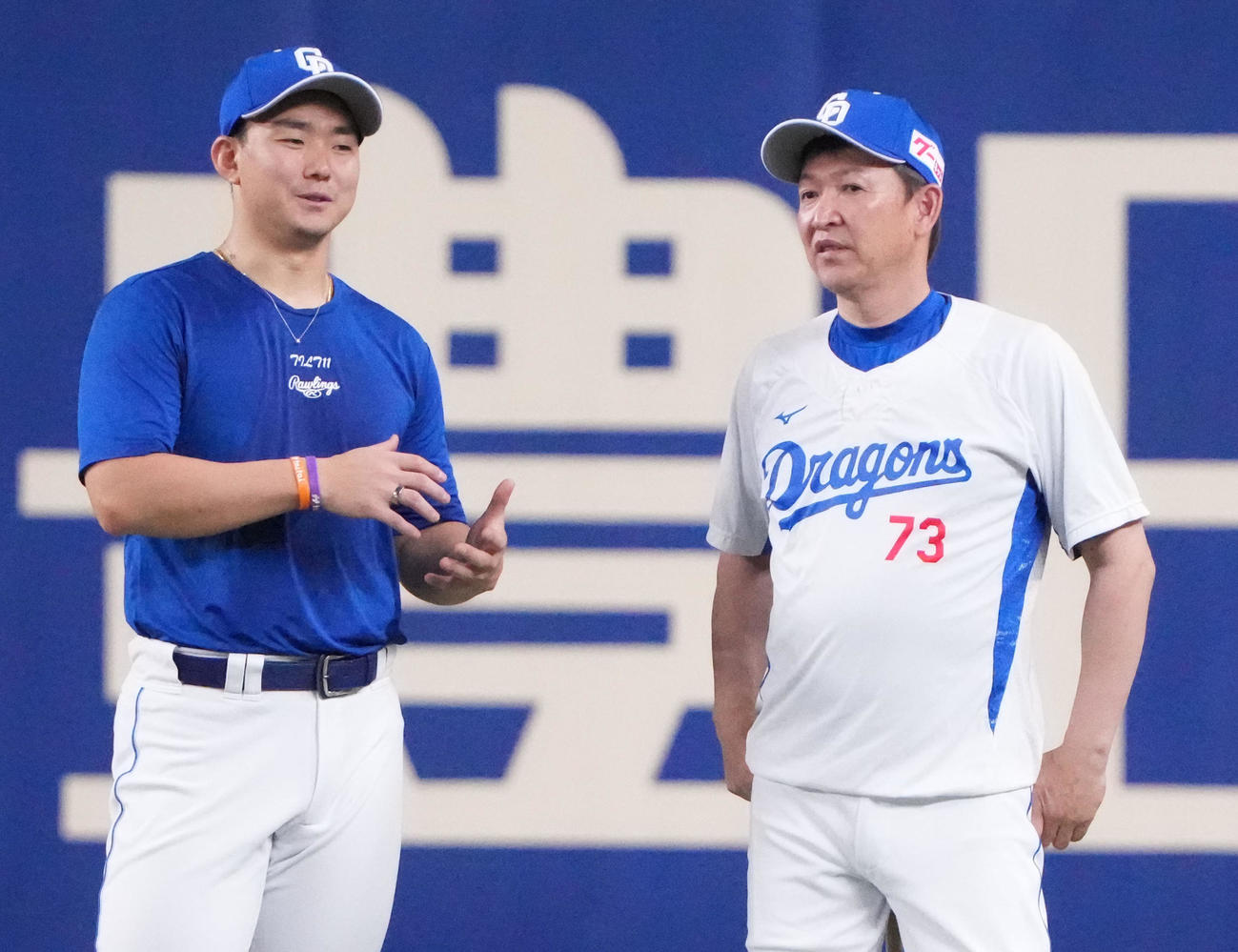 中日対阪神　試合前、言葉を交わす（左から）小笠原と立浪監督（撮影・森本幸一）