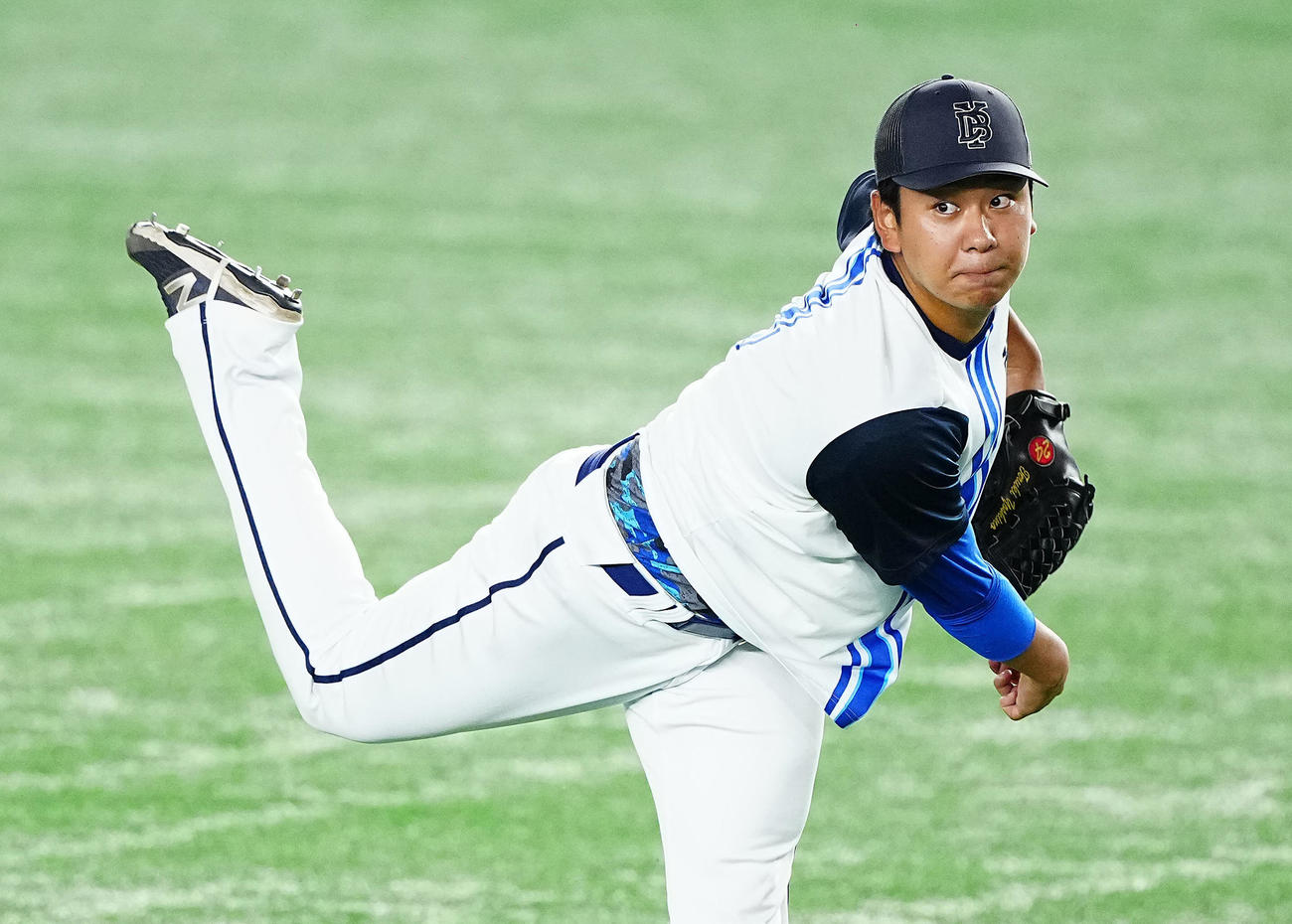 巨人対DeNA　試合前、投球練習を行うDeNA吉野（撮影・垰建太）