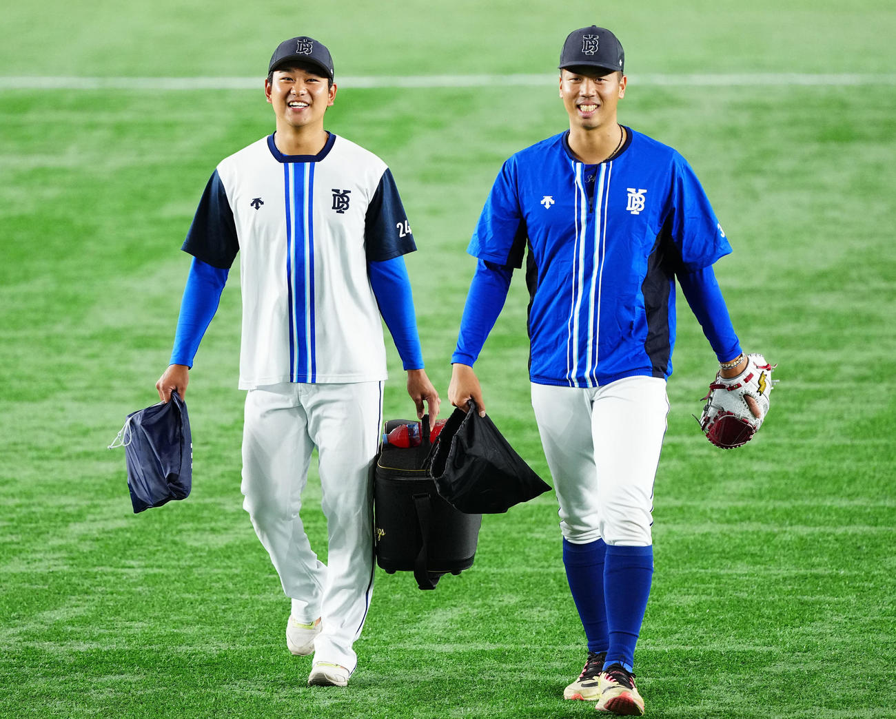 巨人対DeNA　試合前、笑顔を見せながらグラウンドに入るDeNA吉野（左）と松本（撮影・垰建太）