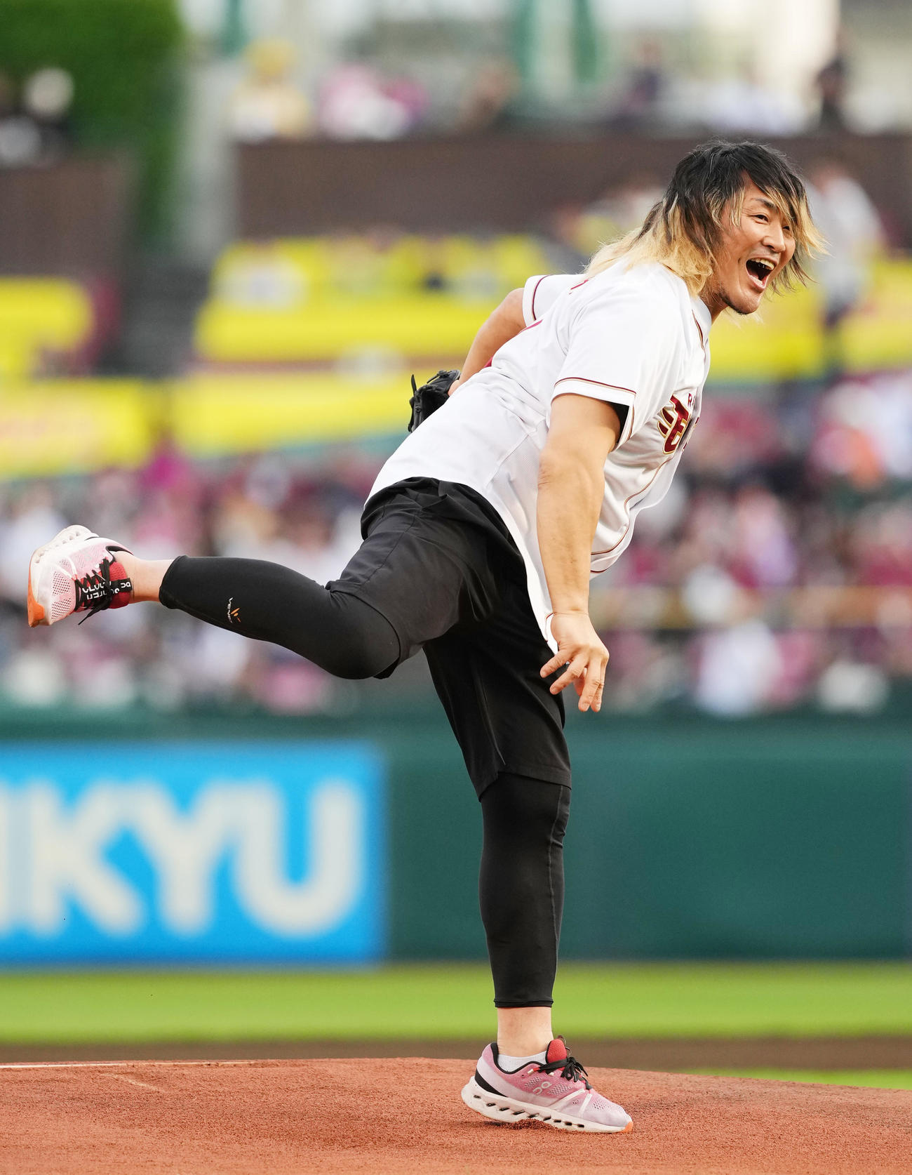 楽天対西武　セレモニアルピッチを務める新本プロレスの棚橋（撮影・菅敏）