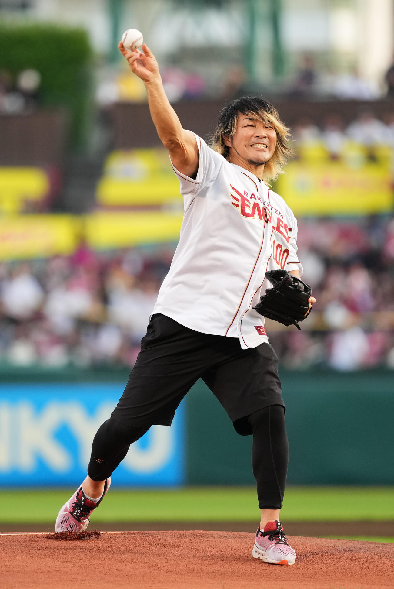 楽天対西武　セレモニアルピッチを務める新本プロレスの棚橋（撮影・菅敏）