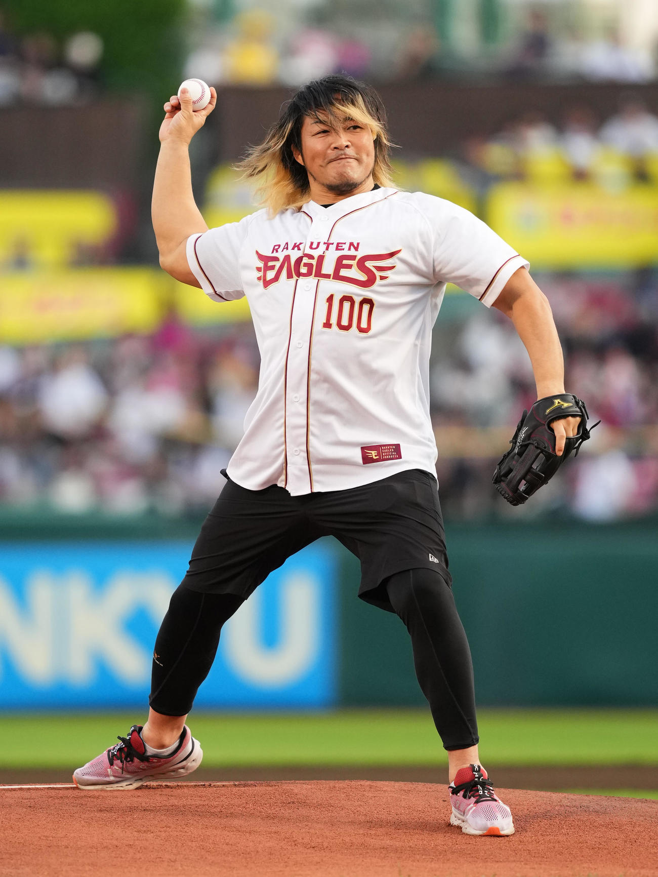 楽天対西武　セレモニアルピッチを務める新本プロレスの棚橋（撮影・菅敏）