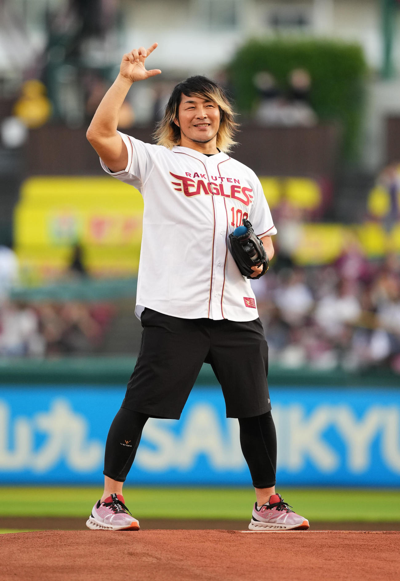 楽天対西武　セレモニアルピッチでマウンドに登場する新本プロレスの棚橋（撮影・菅敏）