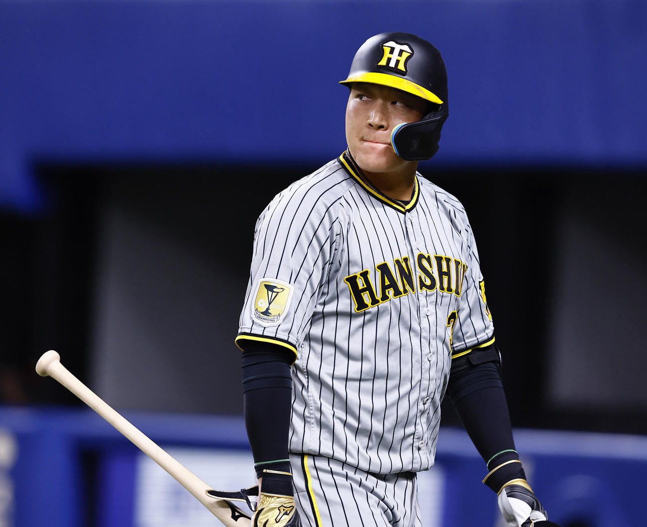 中日対阪神　4回表阪神1死二、三塁、空振り三振に倒れベンチに戻る大山（撮影・藤尾明華）
