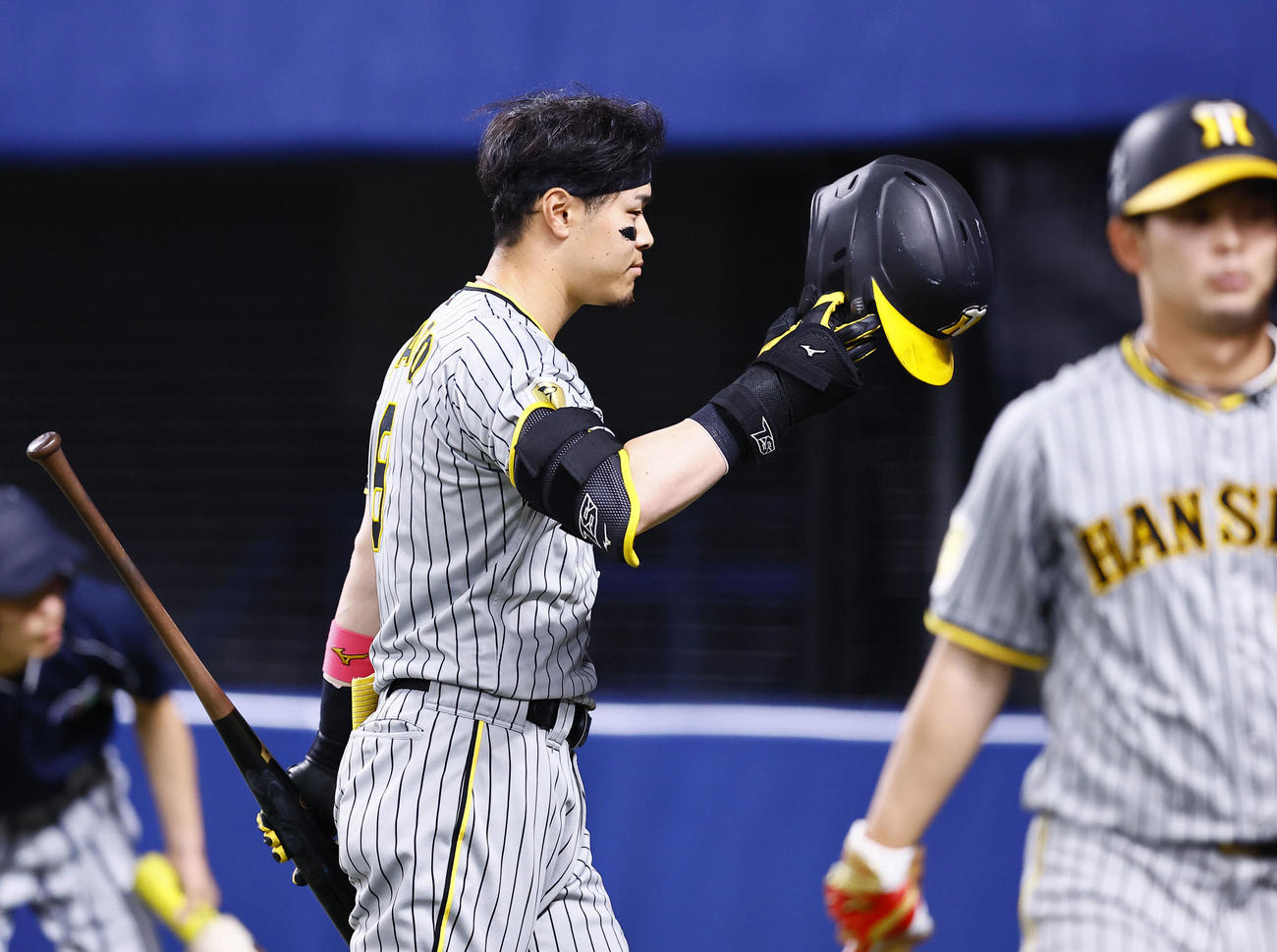 中日対阪神　4回表阪神2死二、三塁、空振り三振に倒れベンチ戻る佐藤輝（撮影・藤尾明華）