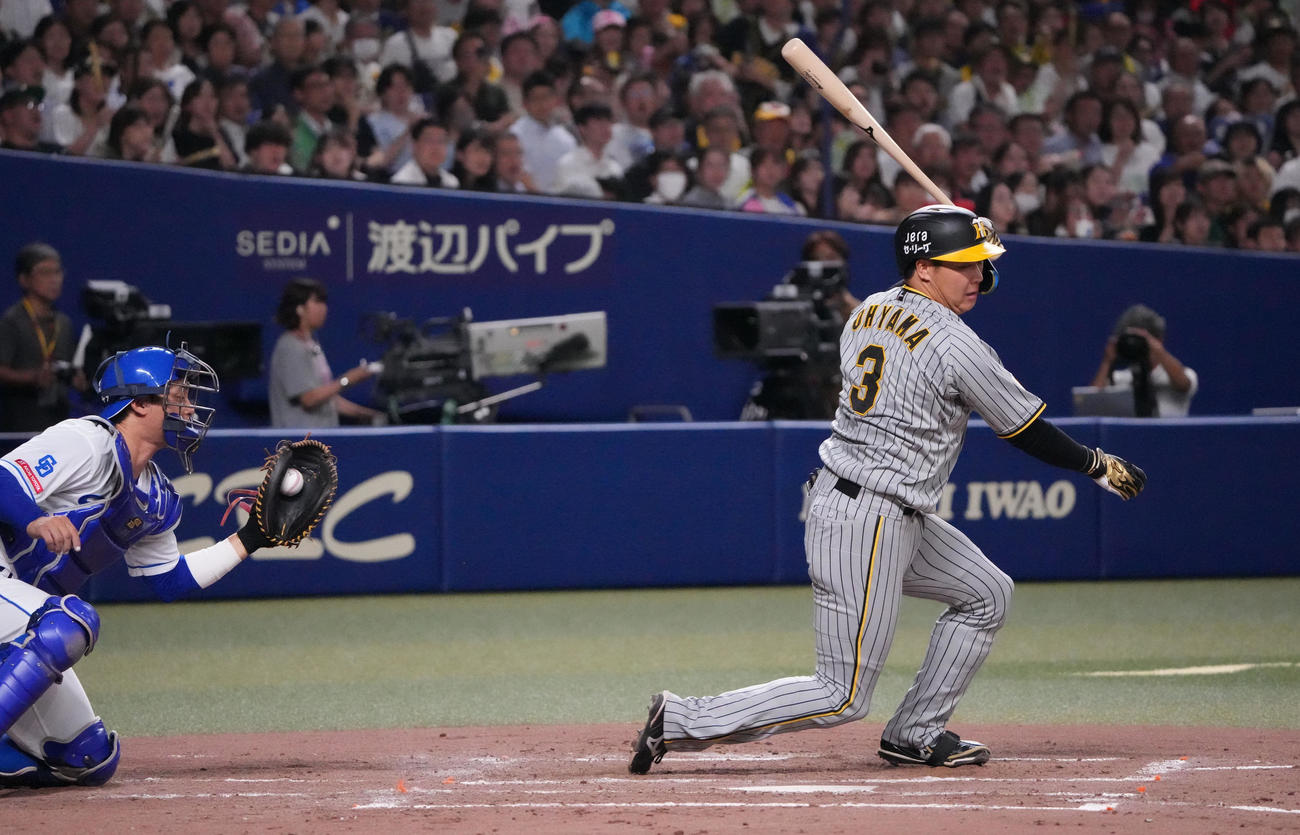 中日対阪神　4回表阪神1死二、三塁、三振に倒れる大山（右）（撮影・森本幸一）