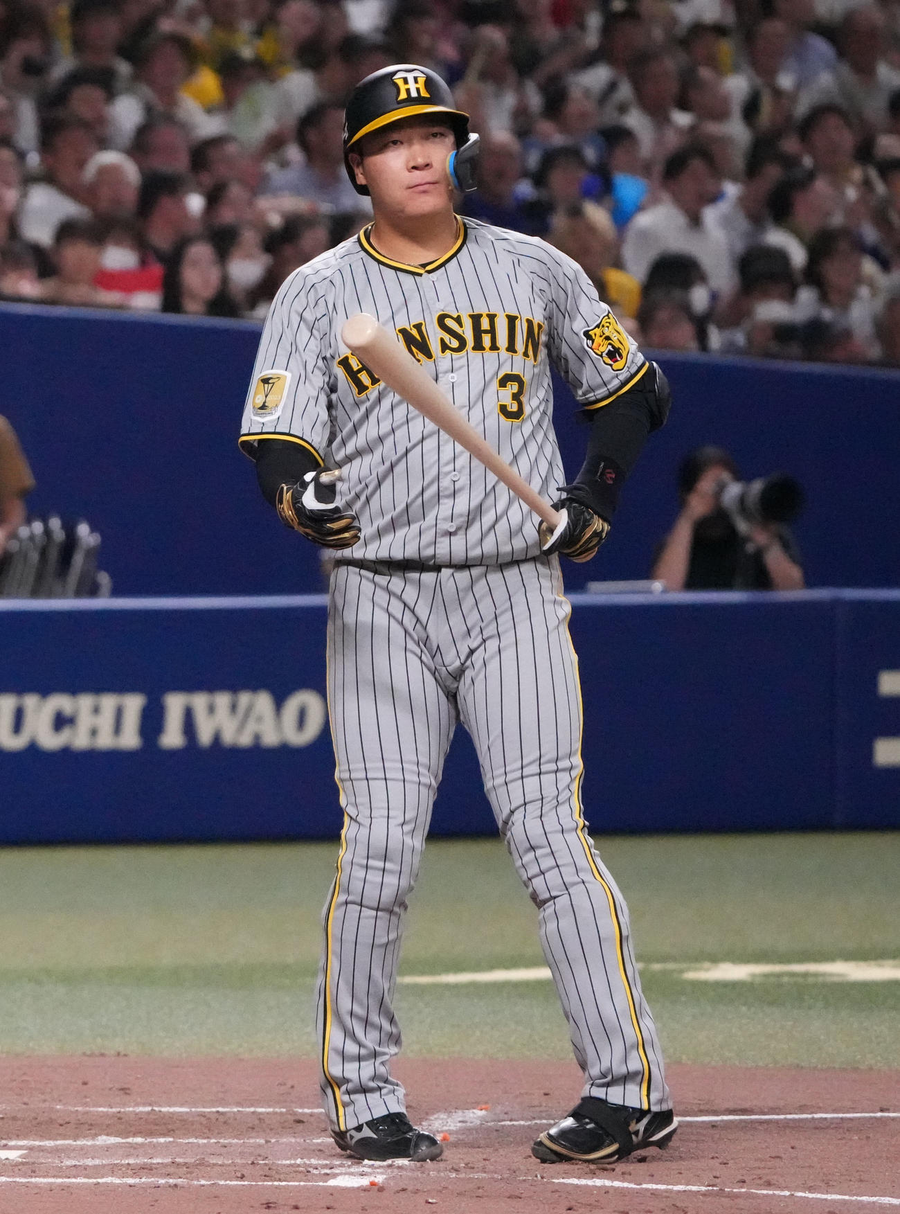 中日対阪神　4回表阪神1死二、三塁、三振に倒れる大山（撮影・森本幸一）