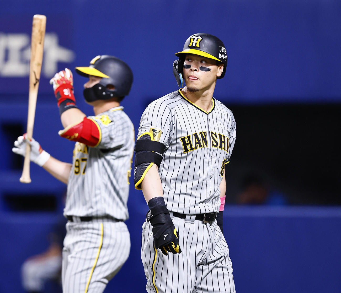 中日対阪神　2回表阪神1死、三振に倒れベンチに戻る佐藤輝（撮影・藤尾明華）