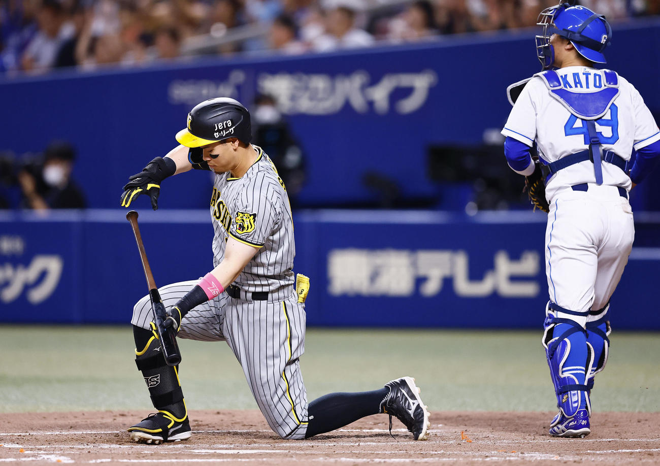 中日対阪神　4回表阪神2死二、三塁、空振り三振に倒れる佐藤輝（撮影・藤尾明華）