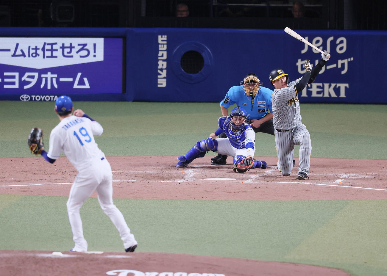 中日対阪神　4回表阪神1死一、二塁、三振に倒れる大山。投手高橋宏（撮影・加藤哉）