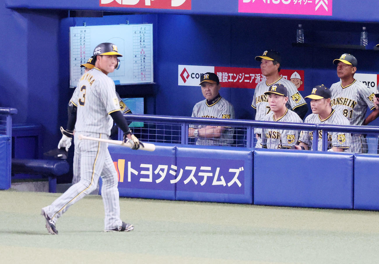 中日対阪神　4回表阪神1死一、二塁、三振に倒れた大山（左）とベンチからグラウンドを見る岡田監督（撮影・加藤哉）