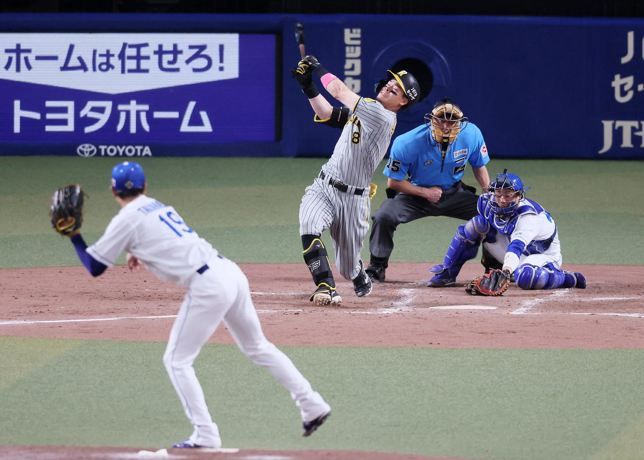 中日対阪神　4回表阪神2死一、二塁、三振に倒れる佐藤輝。投手高橋宏（撮影・加藤哉）