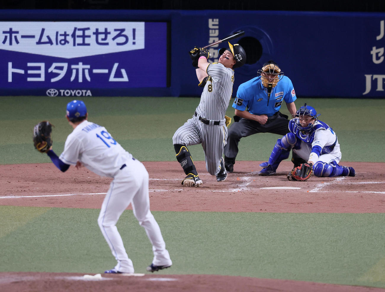 中日対阪神　4回表阪神2死一、二塁、三振に倒れる佐藤輝。投手高橋宏（撮影・加藤哉）