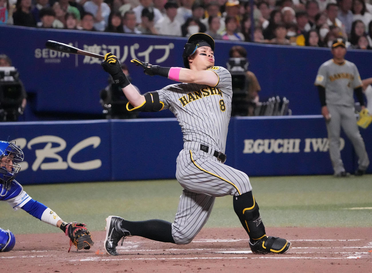中日対阪神　4回表阪神2死二、三塁、三振に倒れる佐藤輝（撮影・森本幸一）