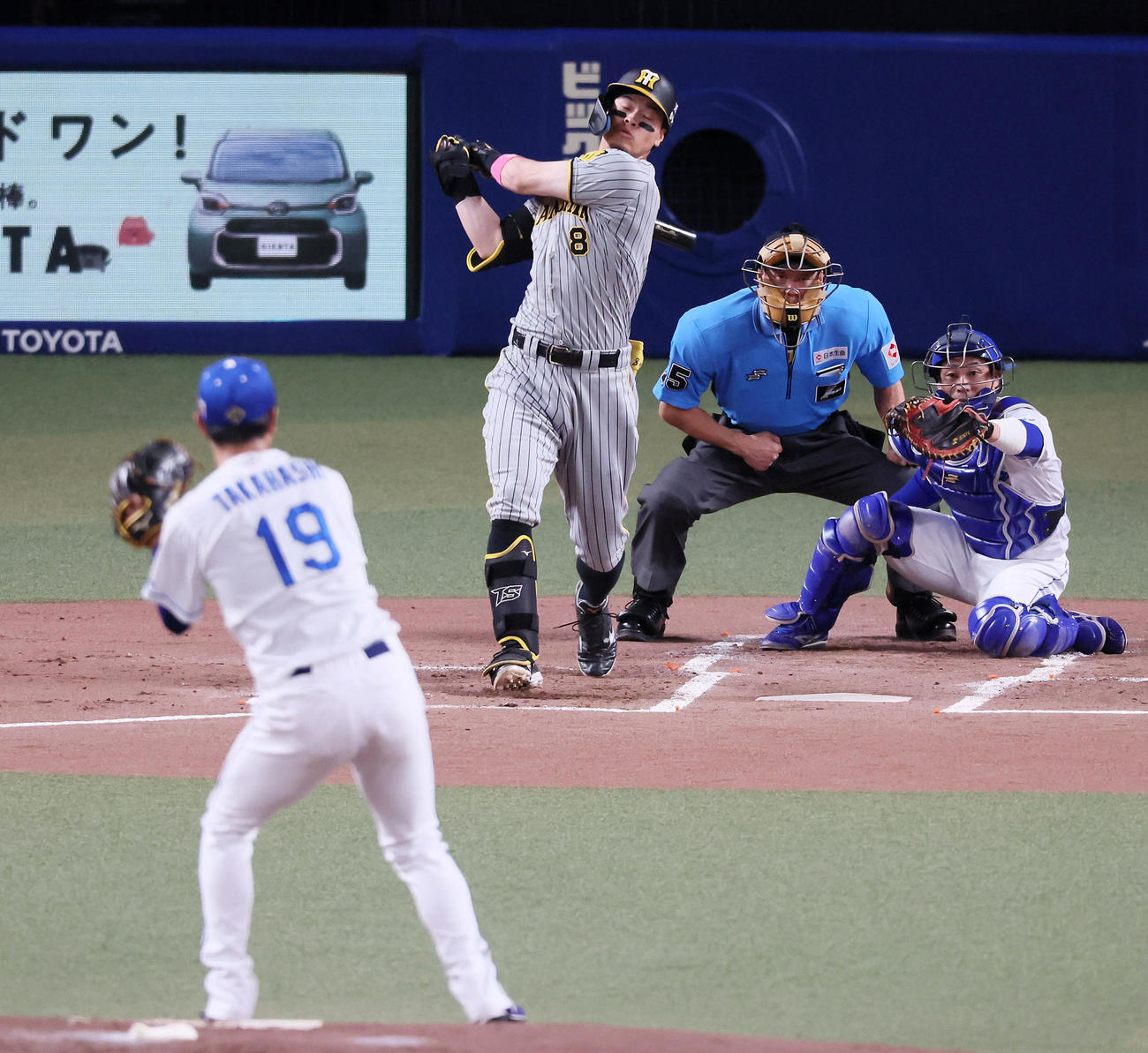 中日対阪神　2回表阪神1死、三振に倒れる佐藤輝。投手高橋宏（撮影・加藤哉）