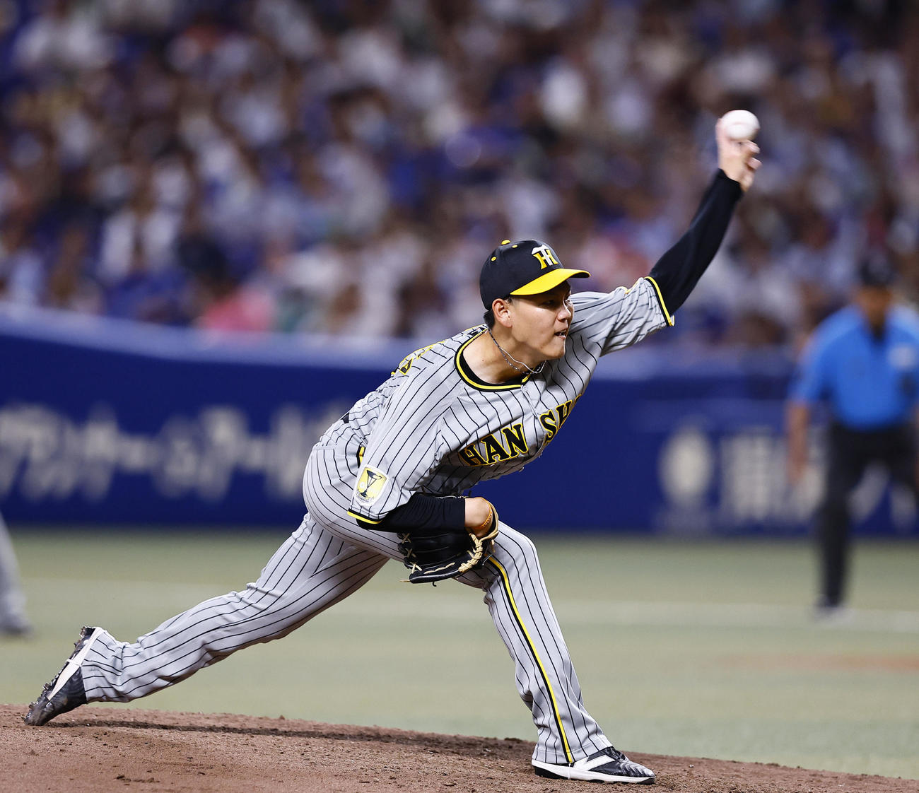 中日対阪神　8回、2番手で登板した阪神及川（撮影・藤尾明華）