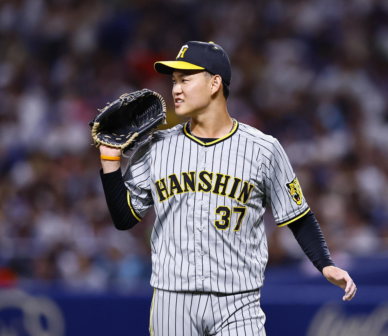 中日対阪神　8回を3人で終え、野手に声をかける阪神及川（撮影・藤尾明華）