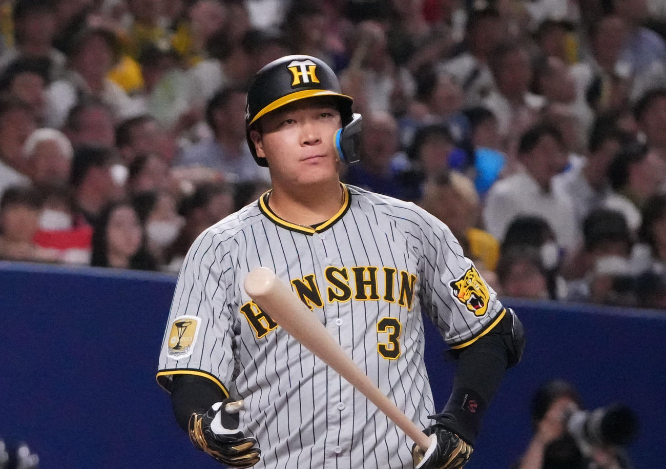 中日対阪神　4回表阪神1死二、三塁、三振に倒れる大山（撮影・森本幸一）