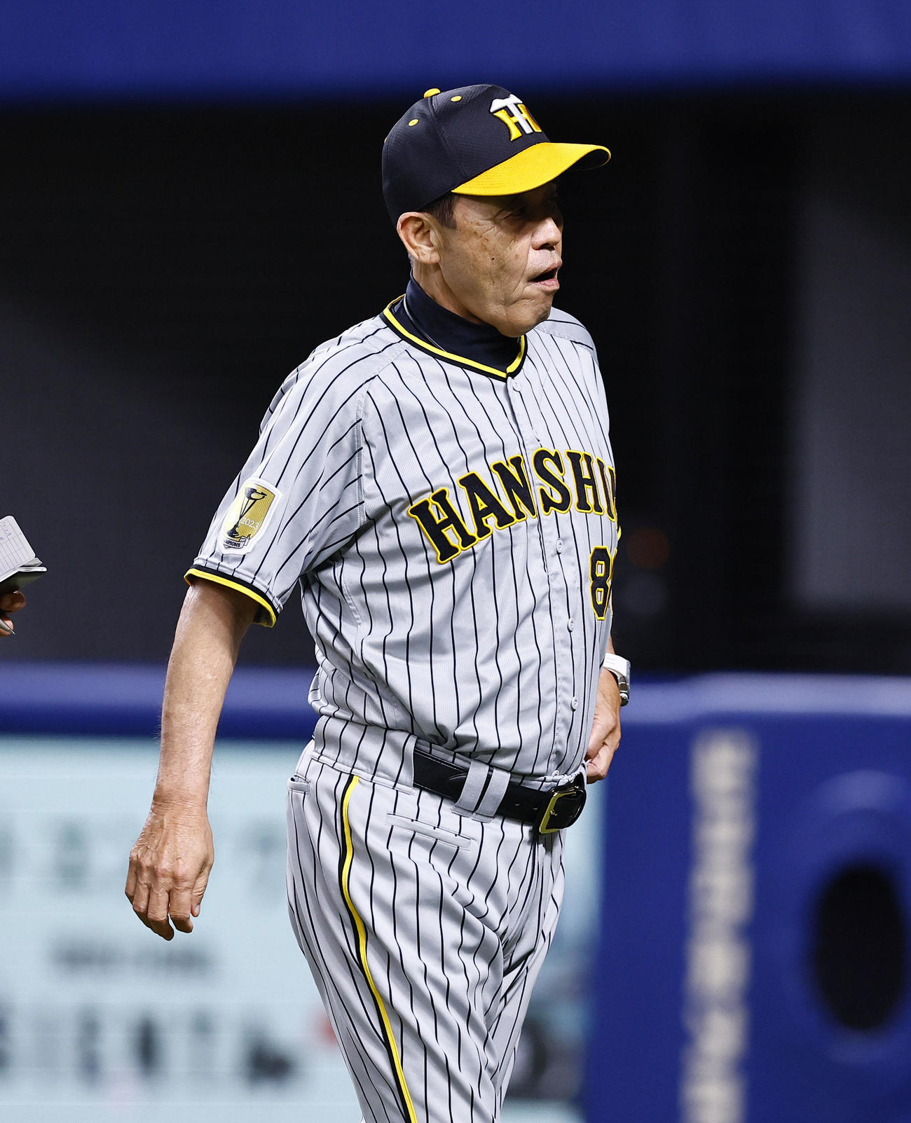 中日対阪神　8回、交代を告げベンチに戻る阪神岡田監督（撮影・藤尾明華）