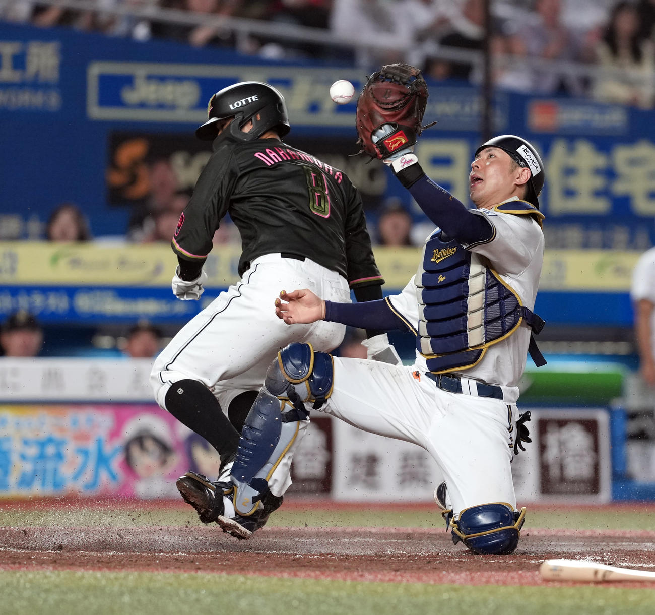 ロッテ対オリックス　4回裏ロッテ2死二塁、高部の内野安打で生還する二走中村奨。捕手若月（撮影・たえ見朱実）