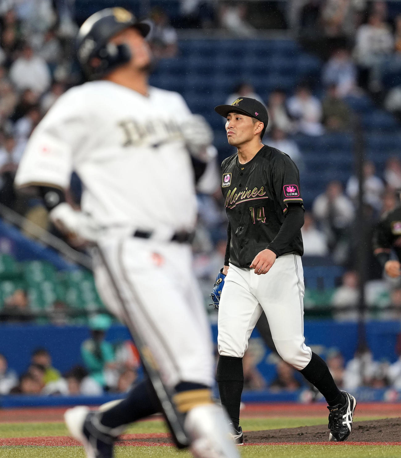 ロッテ対オリックス　1回表オリックス2死一塁、森を二飛に打ち取ったロッテ先発の小島和（撮影・たえ見朱実）