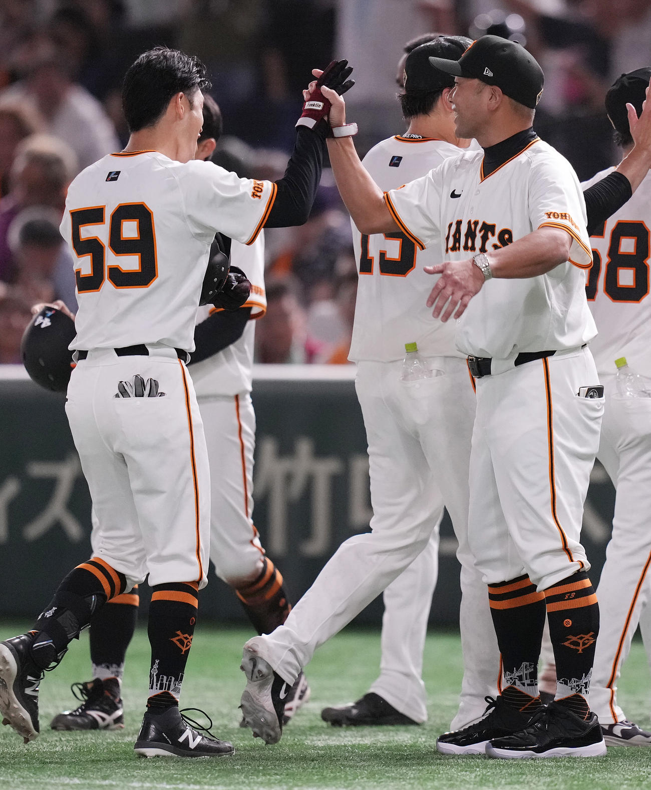 巨人対DeNA 9回裏にサヨナラ打を放った若林（左）を迎える巨人阿部監督（撮影・鈴木みどり）