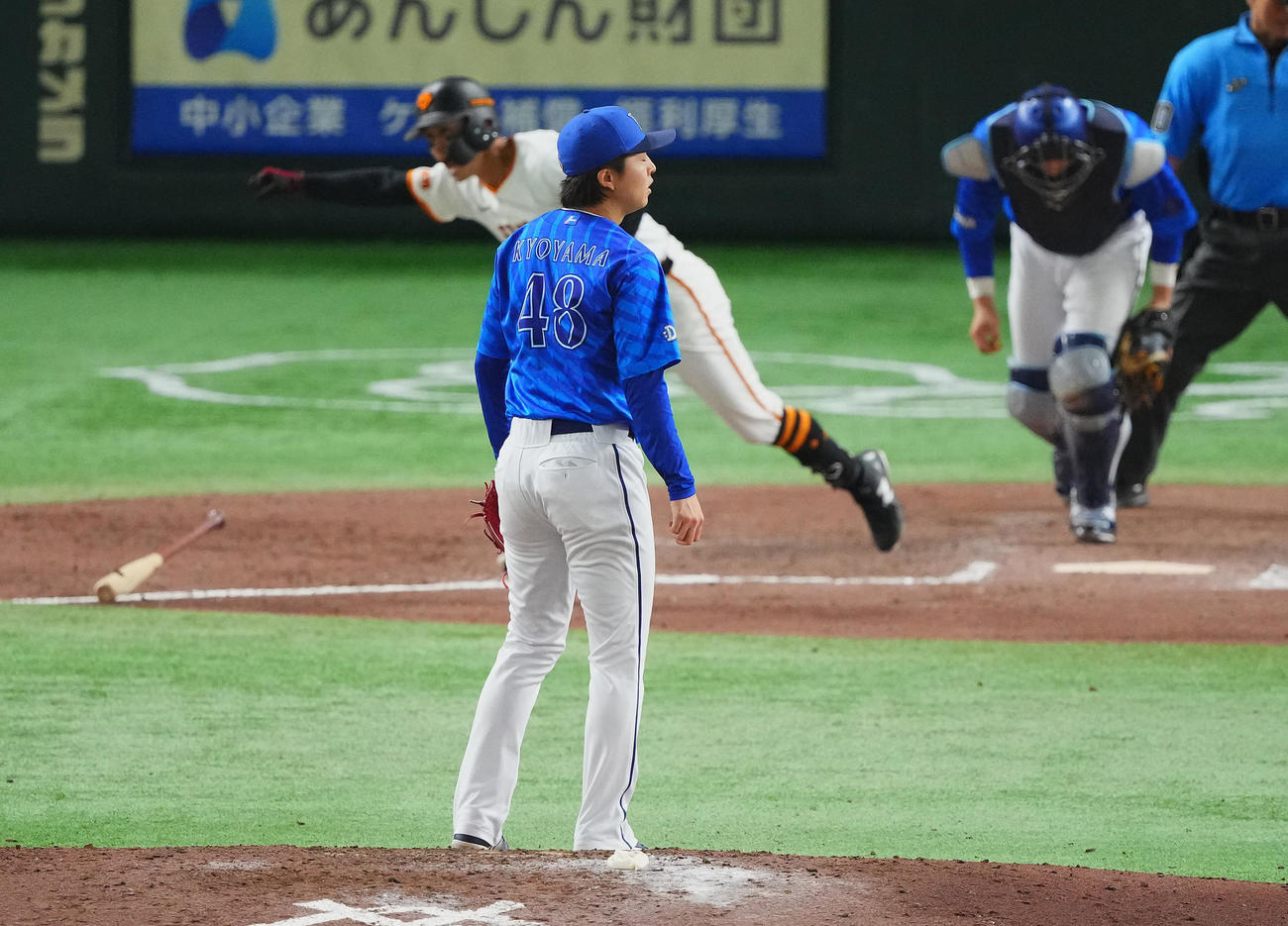 巨人対DeNA 9回裏巨人1死三塁、若林（後方）にサヨナラ適時打を許す京山（撮影・垰建太）