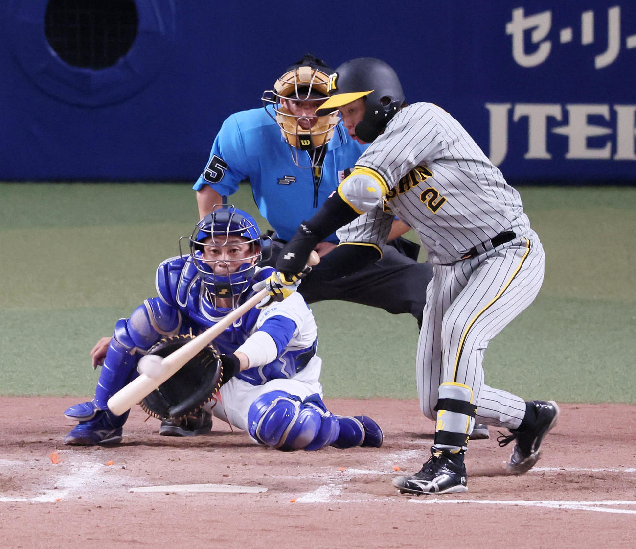 中日対阪神　8回表阪神1死、梅野は右前打を放つ（撮影・加藤哉）