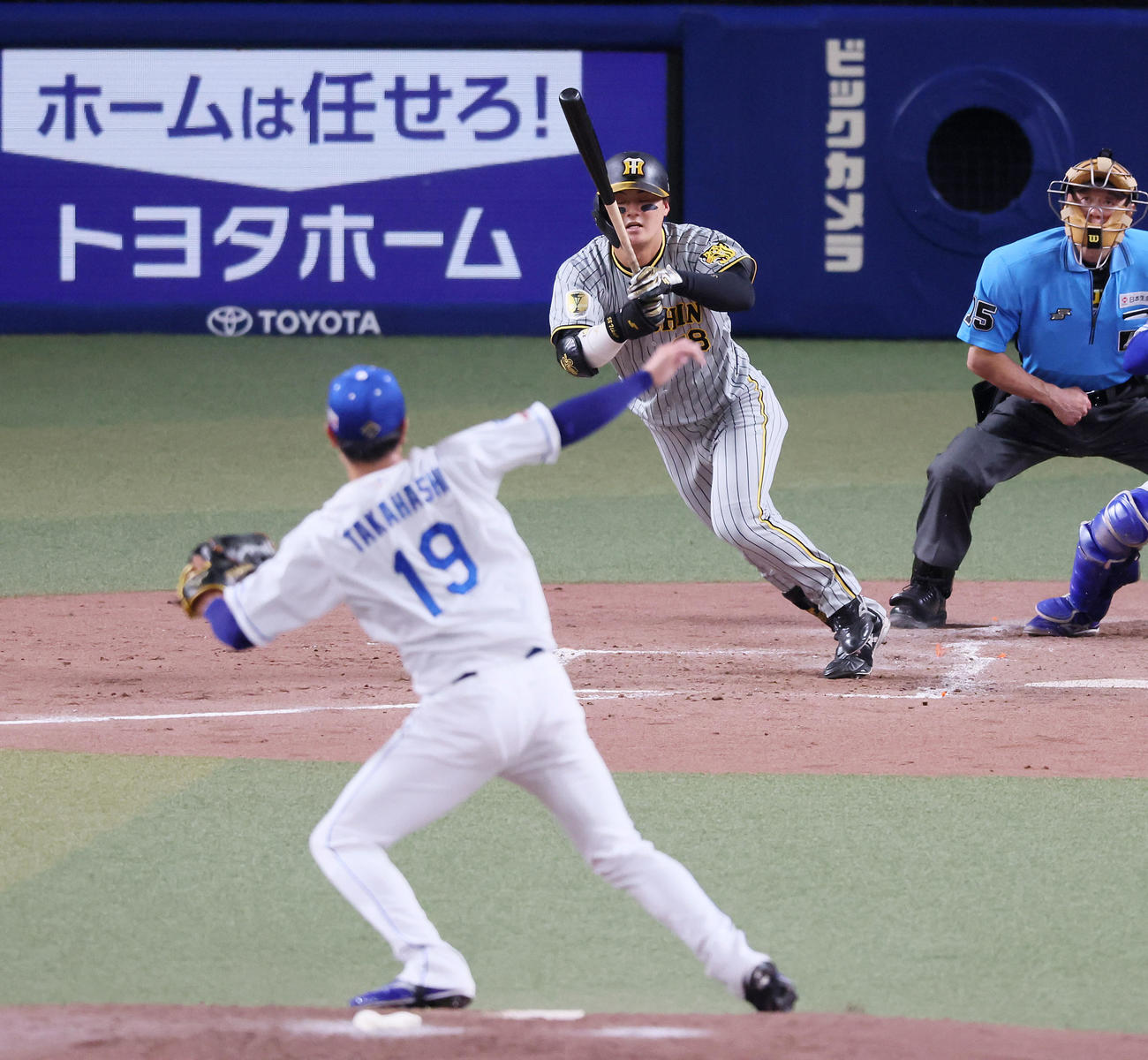 中日対阪神　4回表阪神無死一、二塁、投ゴロに倒れる前川。投手高橋宏（撮影・加藤哉）