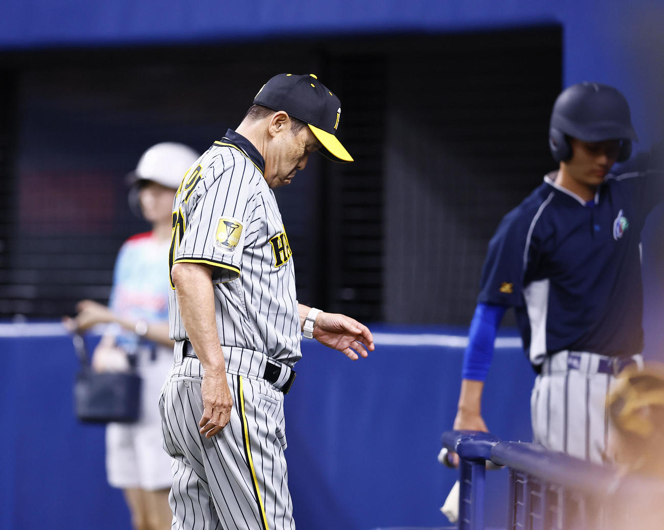中日対阪神　8回、交代を告げベンチに戻る阪神岡田監督（撮影・藤尾明華）