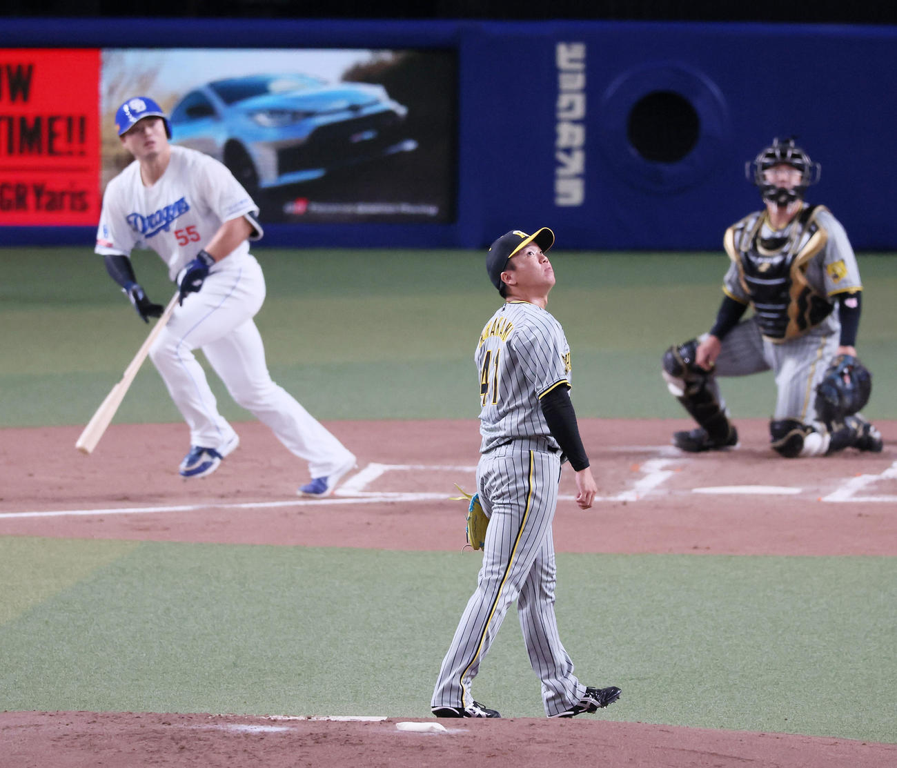 中日対阪神　2回裏中日無死二塁、村上は細川に左越え2点本塁打を浴びる（撮影・加藤哉）