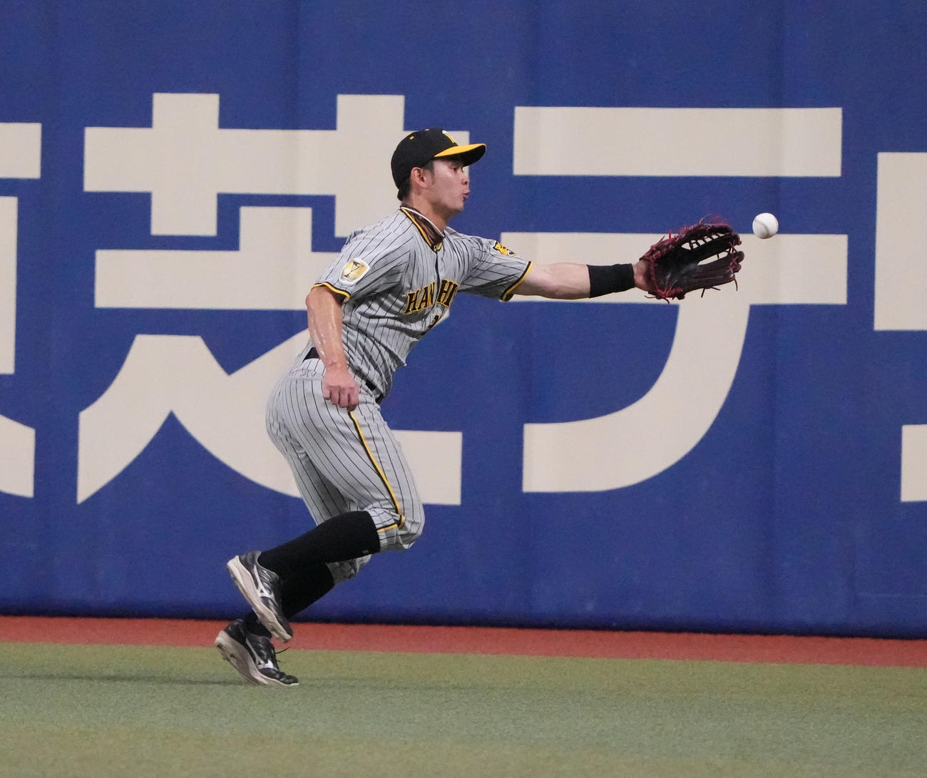 中日対阪神　2回裏中日無死二塁、高橋周の打球をそらす野口（撮影・森本幸一）