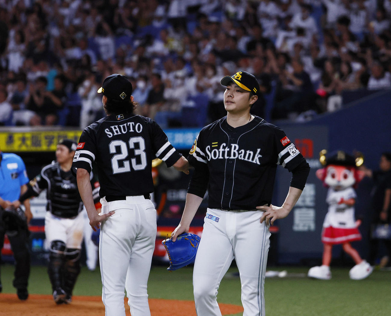 7月10日　オリックス対ソフトバンク　9回裏オリックス無死満塁、頓宮にサヨナラ犠飛を許し、肩を落とす松本裕（右）
