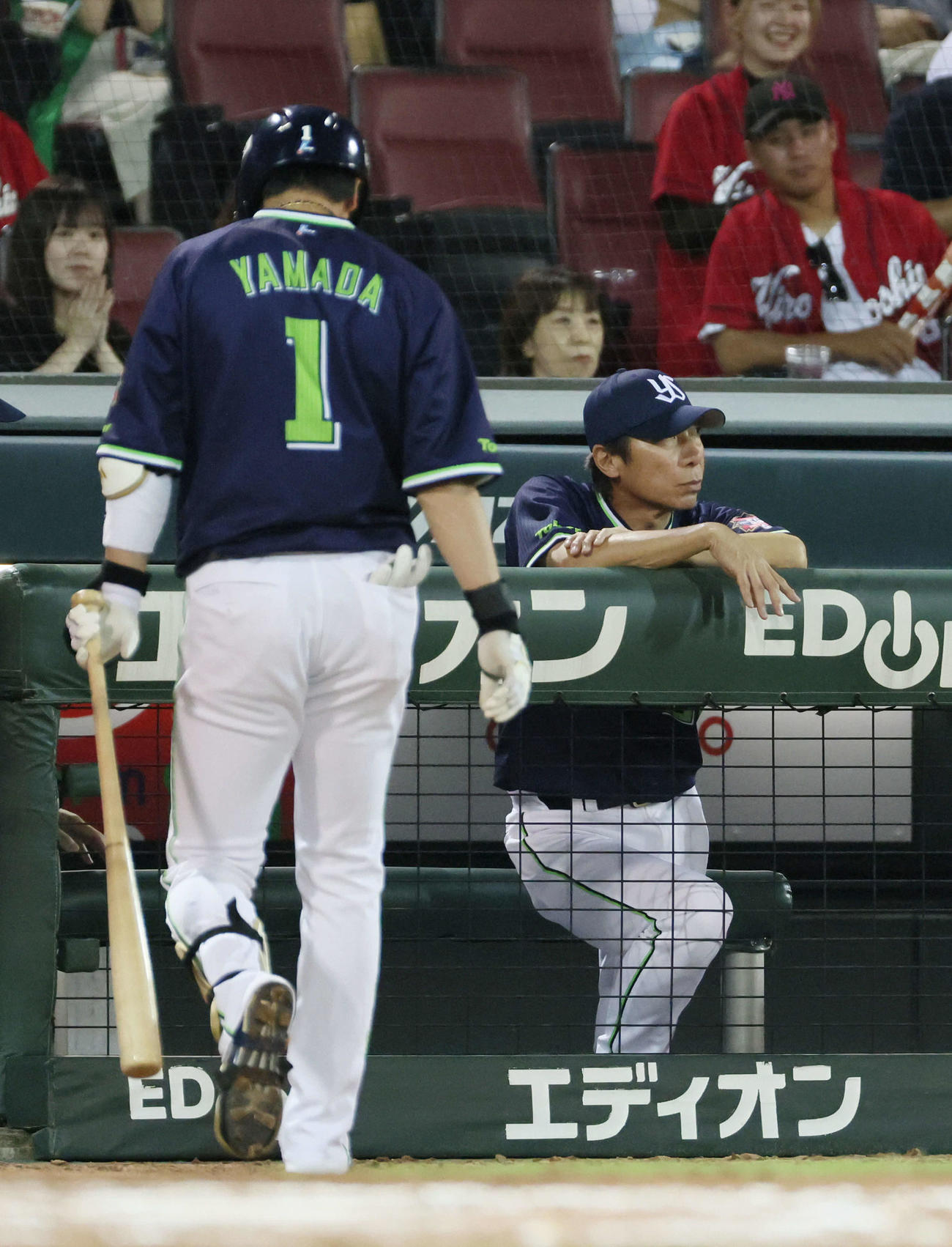 広島対ヤクルト　9回表ヤクルト1死二塁、代打の山田は見逃し三振。右は高津監督（撮影・加藤孝規）