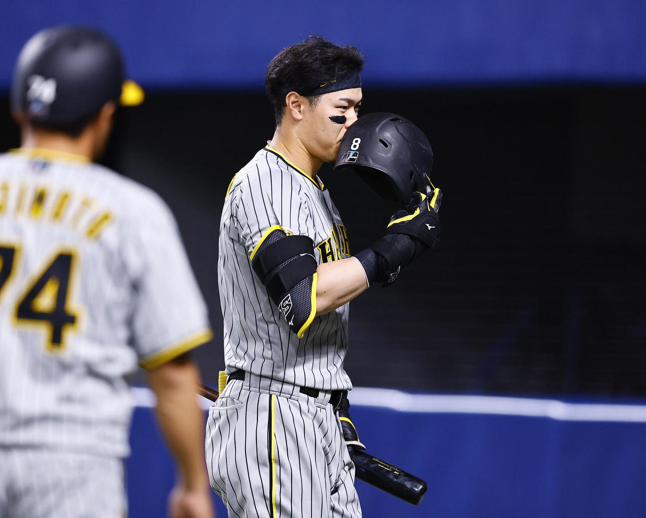 中日対阪神　7回表阪神2死、見逃し三振に倒れベンチに戻る佐藤輝（撮影・藤尾明華）