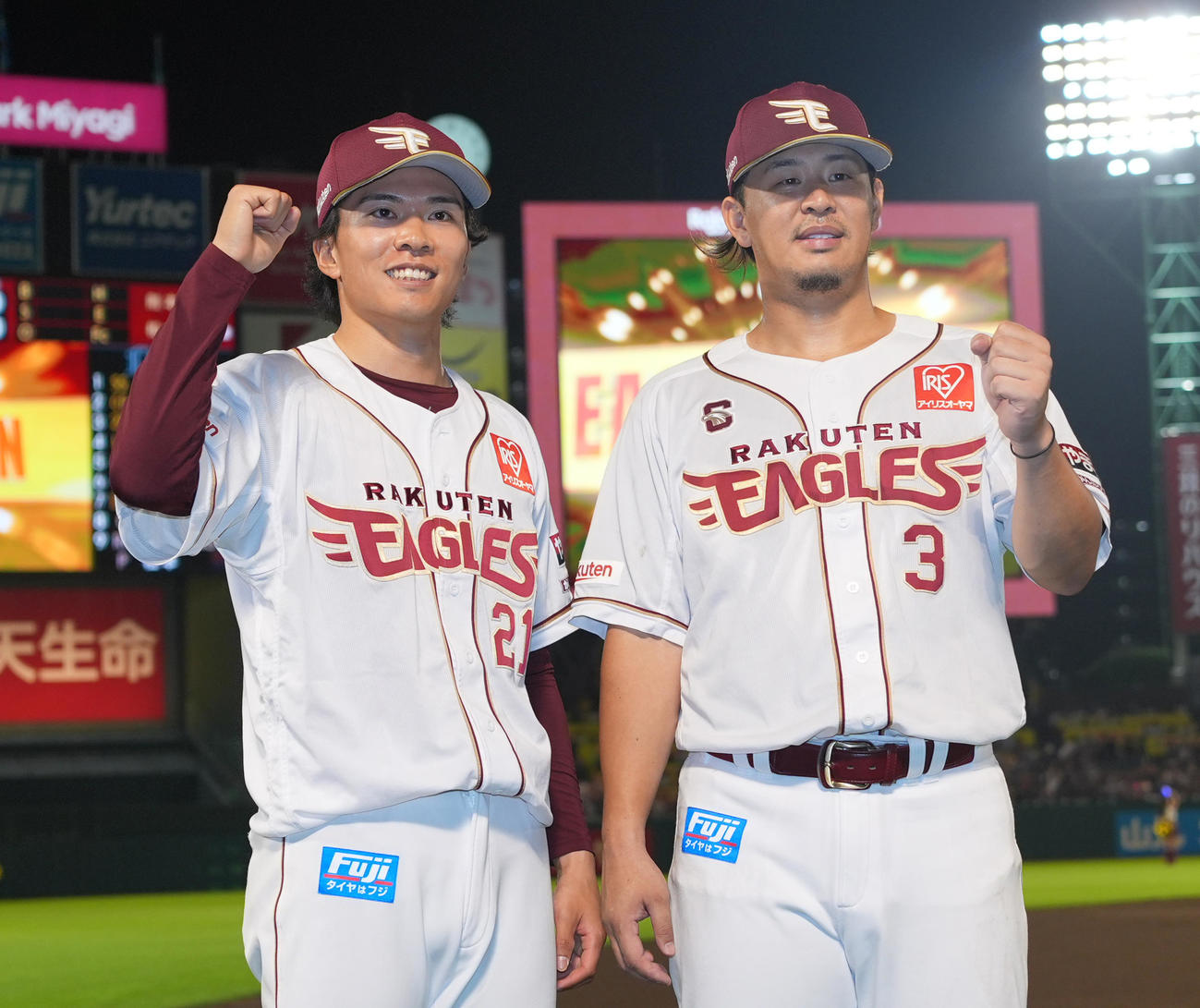 楽天対西武　今季6勝目を挙げ、笑顔でガッツポーズを見せる楽天早川（左）と浅村（撮影・菅敏）