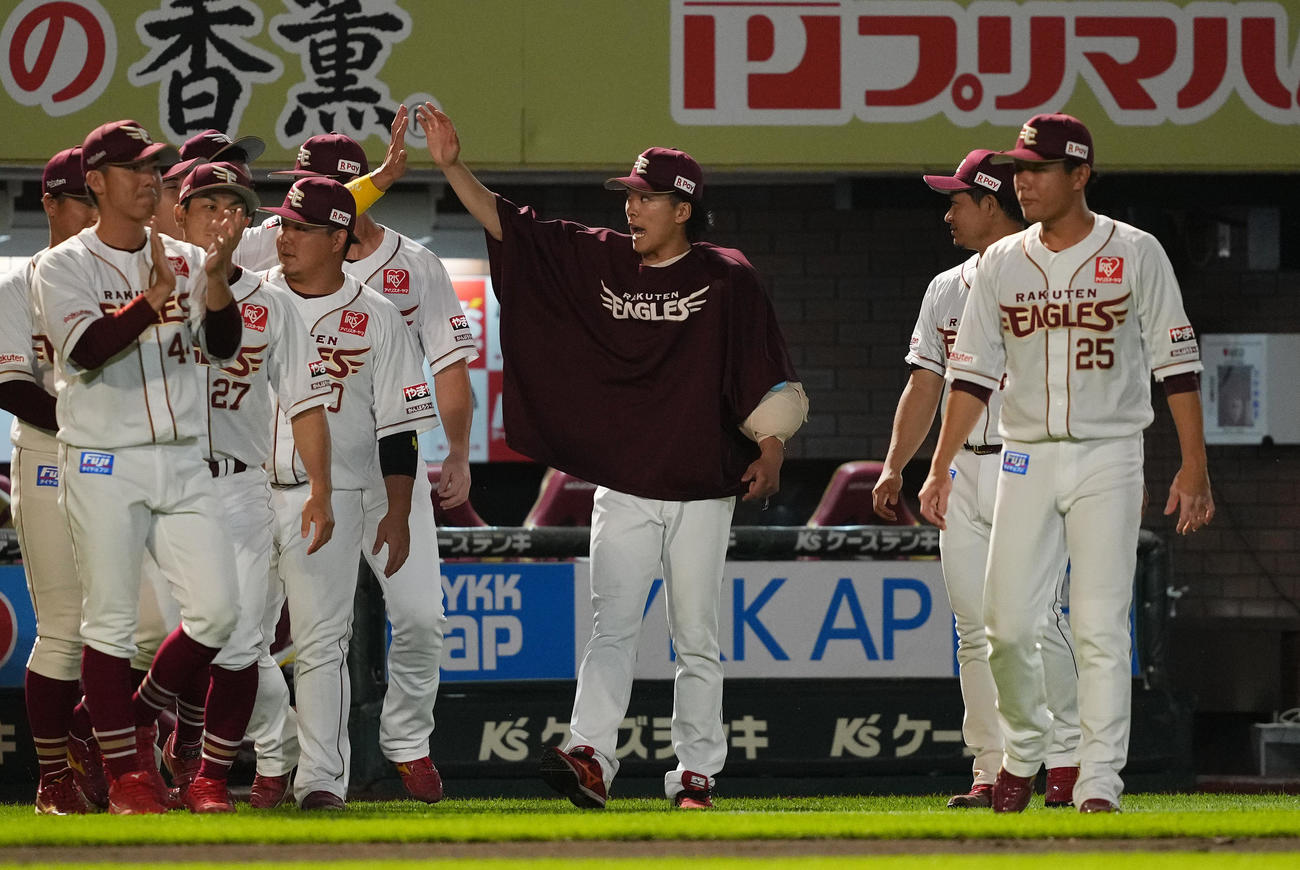 楽天対西武　西武に勝利し、6勝目の楽天早川（中央）は、ナインにハイタッチをする（撮影・菅敏）