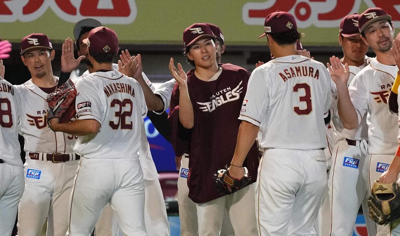 楽天対西武　西武に勝利し、6勝目の楽天早川（中央）は、ナインとタッチをする。左端は今江監督（撮影・菅敏）