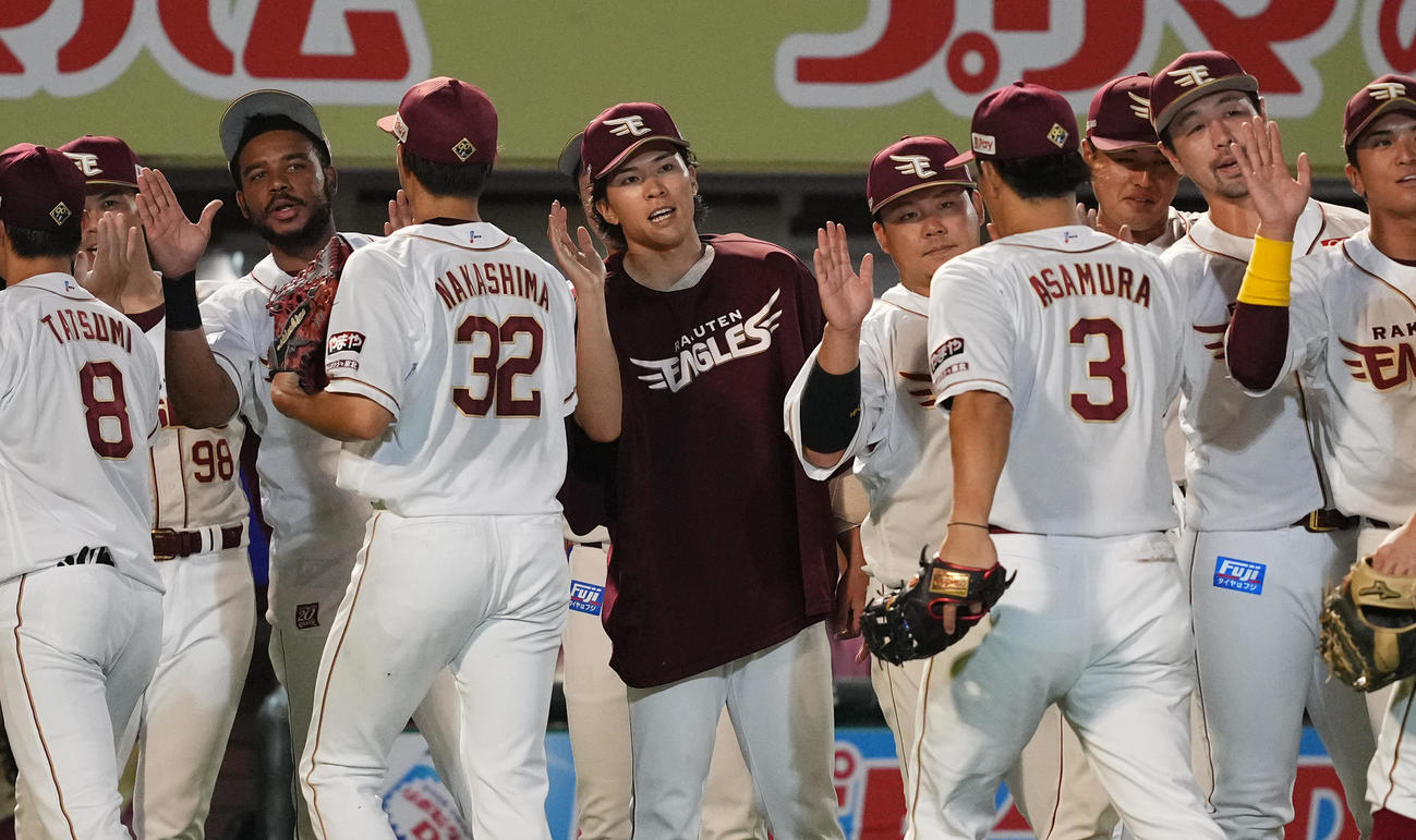 楽天対西武　西武に勝利し、6勝目の楽天早川（中央）は、ナインとタッチをする（撮影・菅敏）