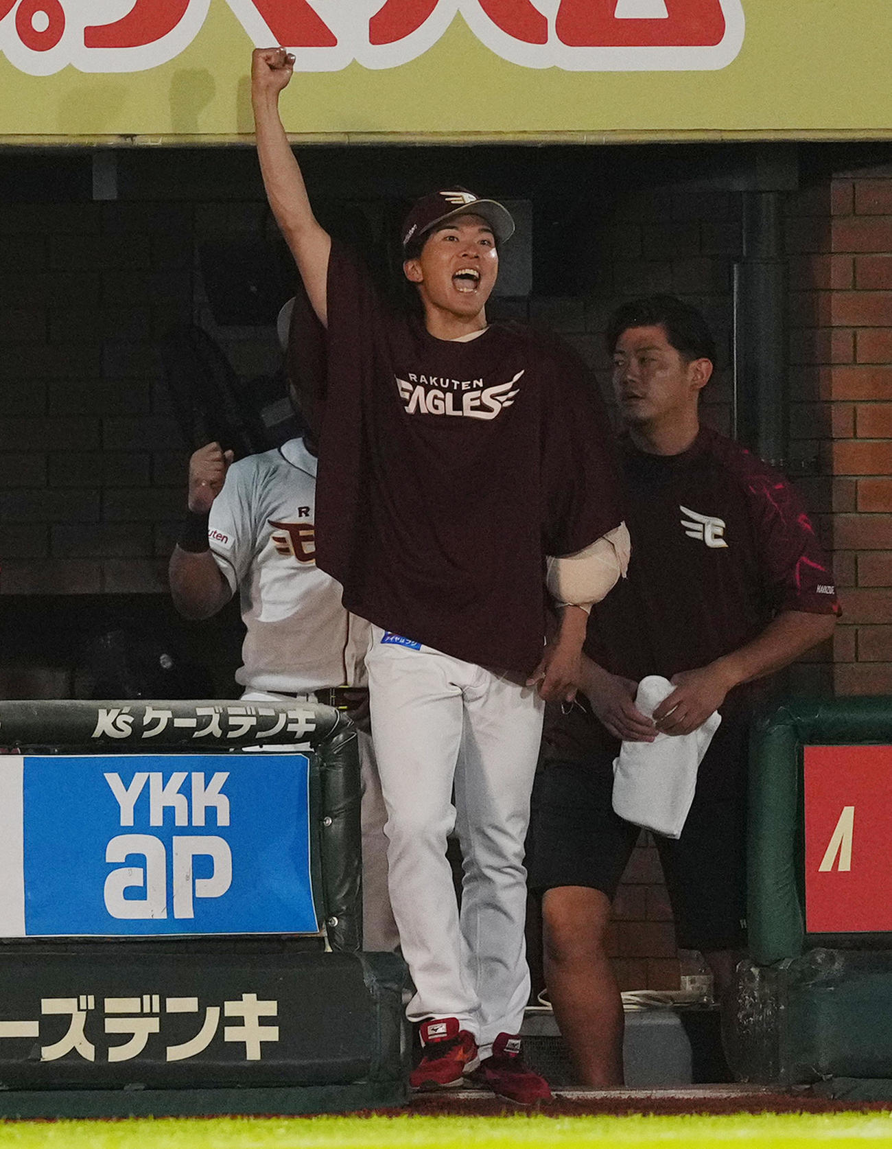 西武に勝利し、ガッツポーズを見せる6勝目の楽天早川（撮影・菅敏）