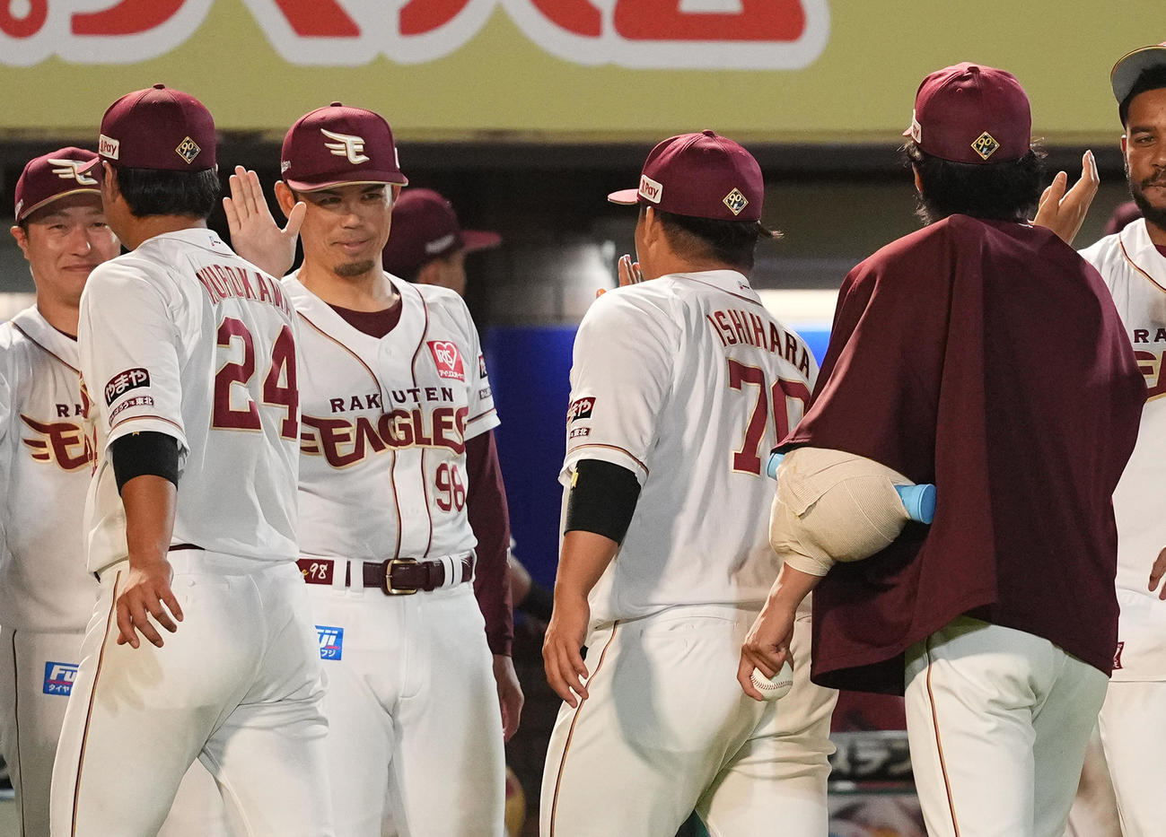 楽天対西武　西武に勝利し、6勝目の楽天早川（中央）は、ナインとタッチをする（撮影・菅敏）