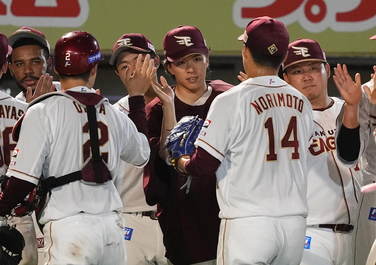 楽天対西武　西武に勝利し、6勝目の楽天早川（中央）は、ナインとタッチをする（撮影・菅敏）