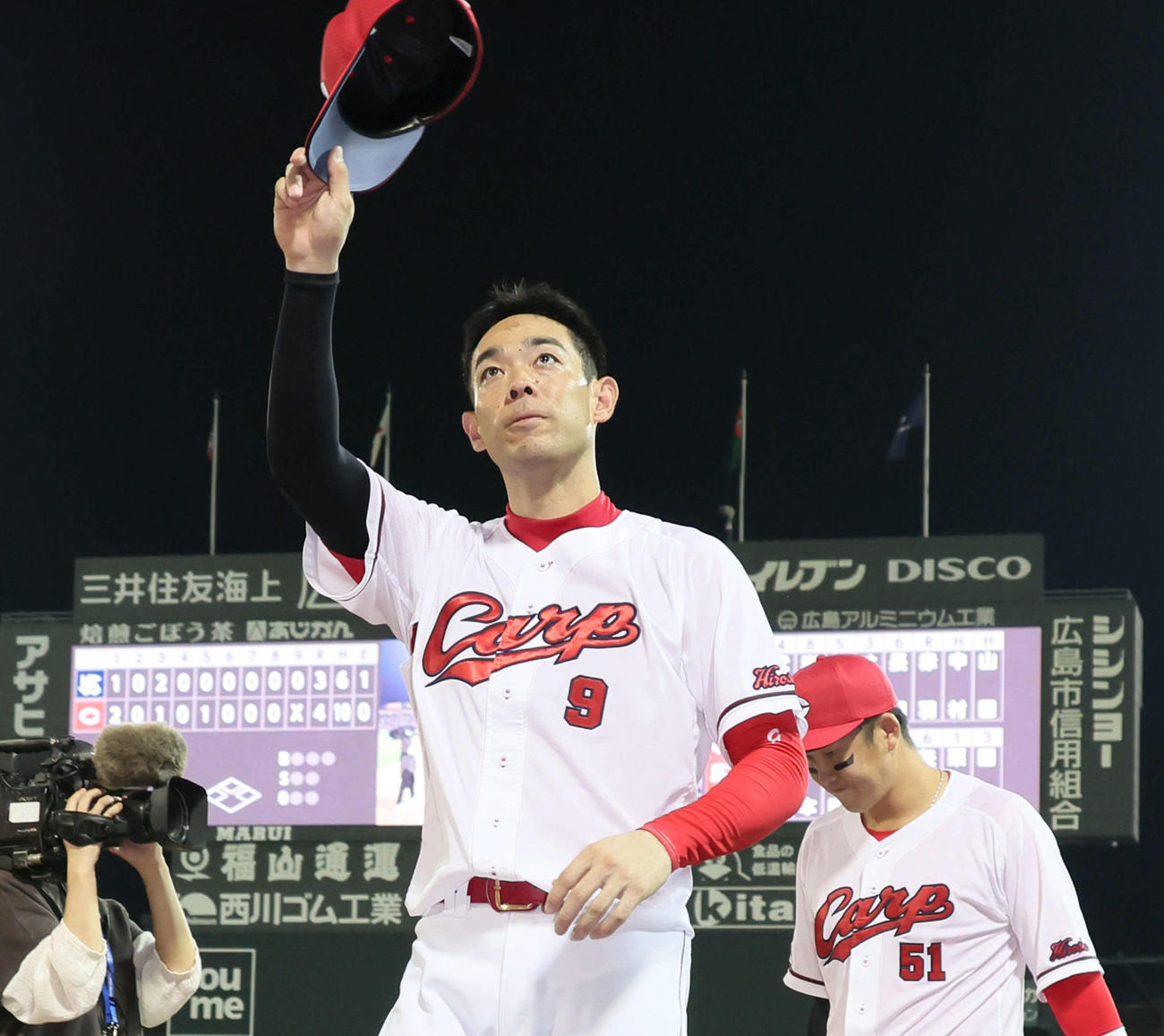 広島対ヤクルト　ファンの声援に応える秋山（撮影・加藤孝規）
