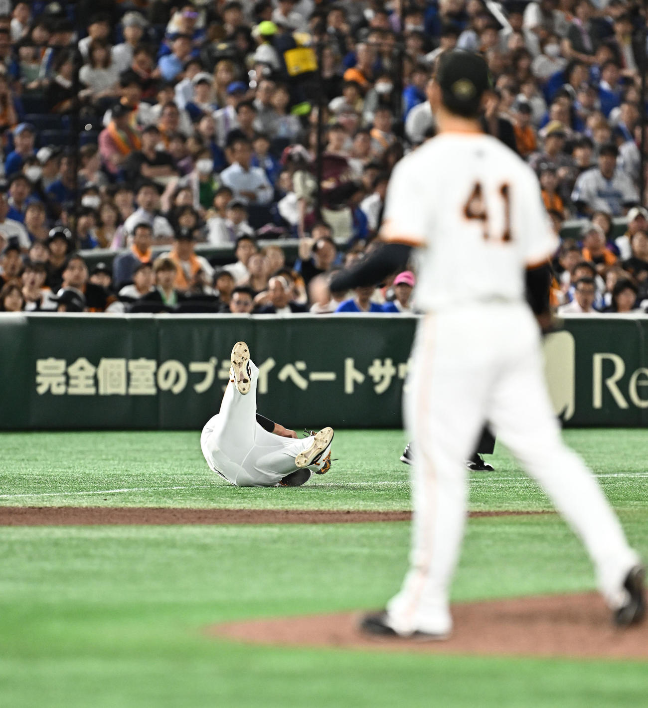巨人対DeNA 7回表DeNA2死、オースティンの打球を好捕する三塁手坂本（撮影・滝沢徹郎）